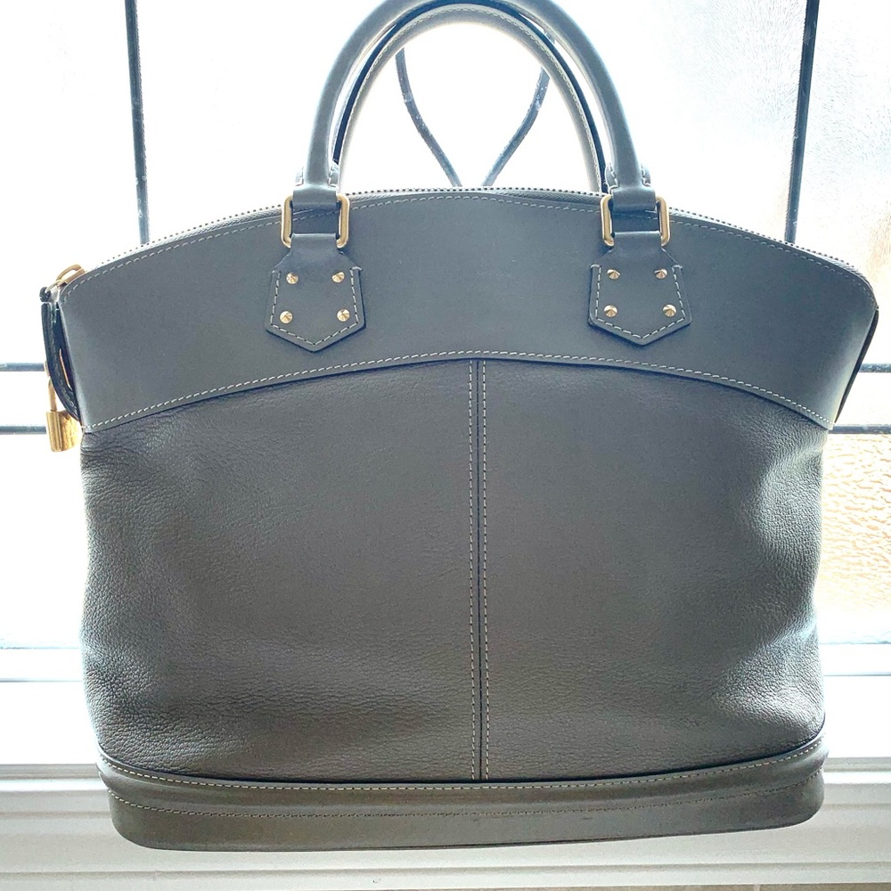 LOUIS VUITTON
Suhali Lockit MM